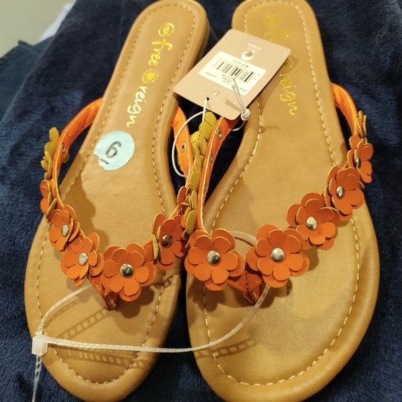 Free Reign Faux Leather Flower Sandals - Picture 2 of 5